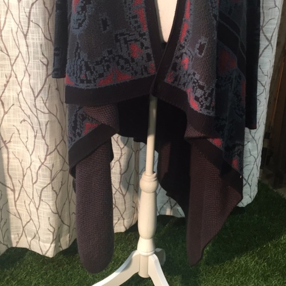 Rachel from Rachel Roy carpet sweater - Picture 3 of 8